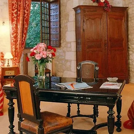 Chateau La Fleunie - Et Restaurant Hotel 4*