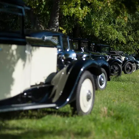 Chateau La Fleunie - Et Restaurant Hotel 4*