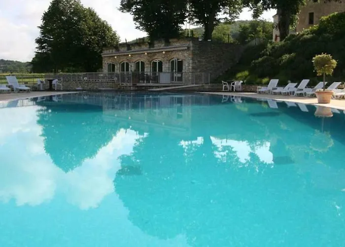 Chateau La Fleunie - Et Restaurant Hotel