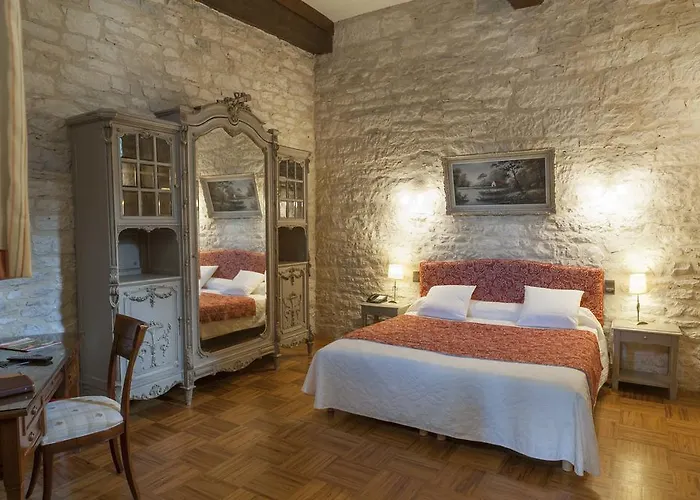 Chateau La Fleunie - Et Restaurant