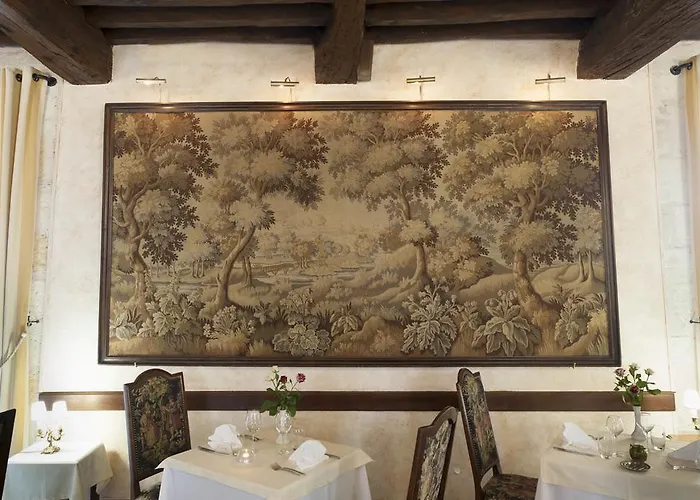 Chateau La Fleunie - Et Restaurant Hotel 4*